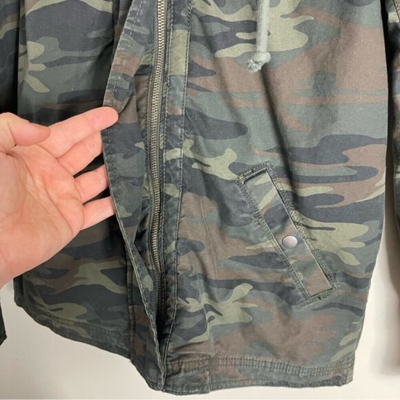 American Eagle AE Womens Camo Embroidered "LOVE" Hooded Jacket Size M utility - Picture 6 of 10